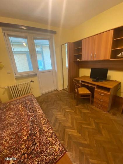 Apartament cu 3 camere semidecomandat în Calea București
