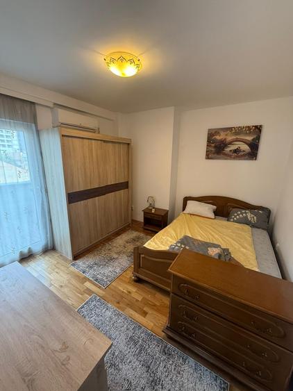 Apartament cu 3 camere semidecomandat în Central