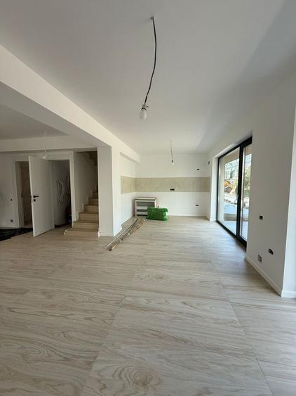 Duplex cu 4 camere cu Canalizare în Theodor Pallady