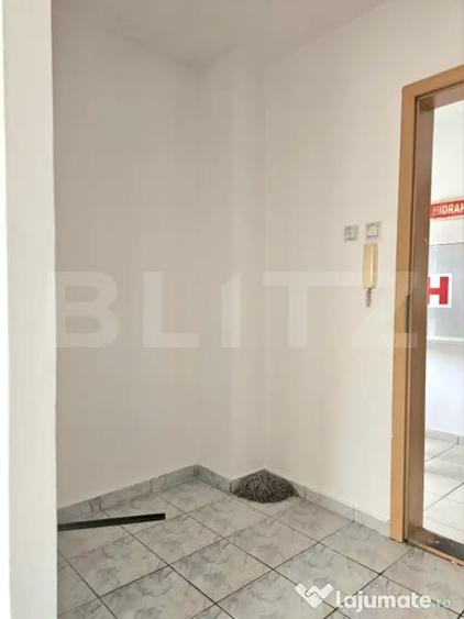Apartament cu 7 camere decomandat în Complex Studențesc