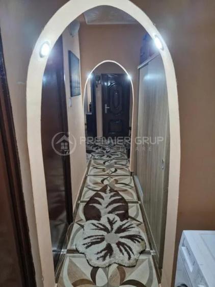 Apartament cu 3 camere decomandat în Nicolina