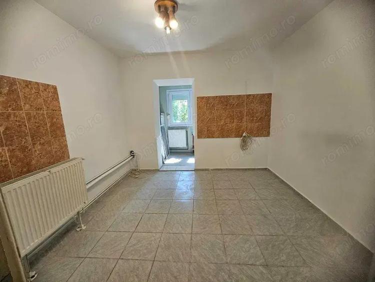 Apartament cu 3 camere decomandat, mobilat în Aradului
