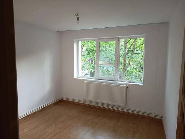 Apartament cu 3 camere semidecomandat în Micro 17