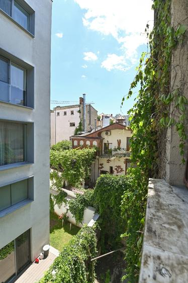Apartament cu 4 camere decomandat în Calea Victoriei