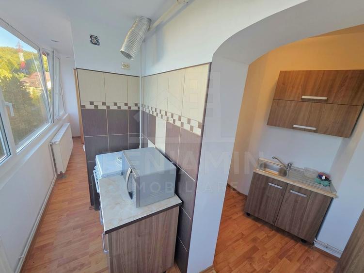 Garsonieră semidecomandată, mobilată în Răcădău