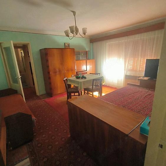 Apartament cu 3 camere semidecomandat în Micro 16