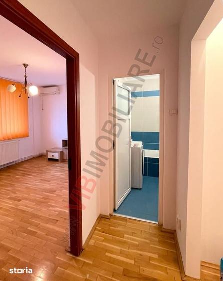 Apartament cu 3 camere semidecomandat, mobilat în 1 Mai