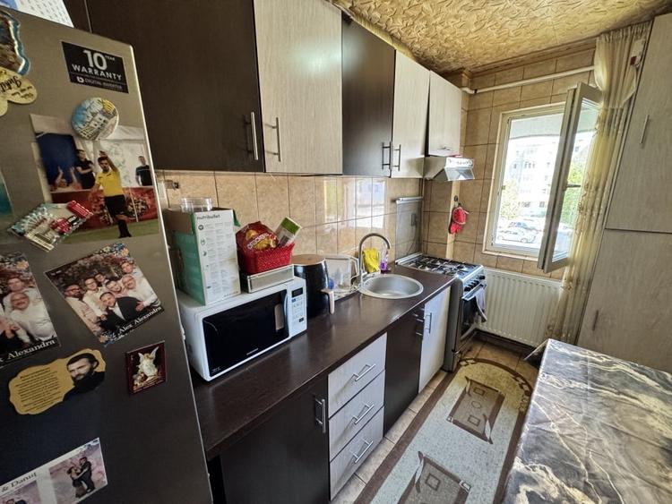 Apartament cu 3 camere semidecomandat, mobilat în Craiovița Nouă