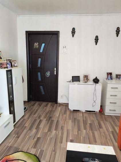 Apartament cu 2 camere semidecomandat în Tei