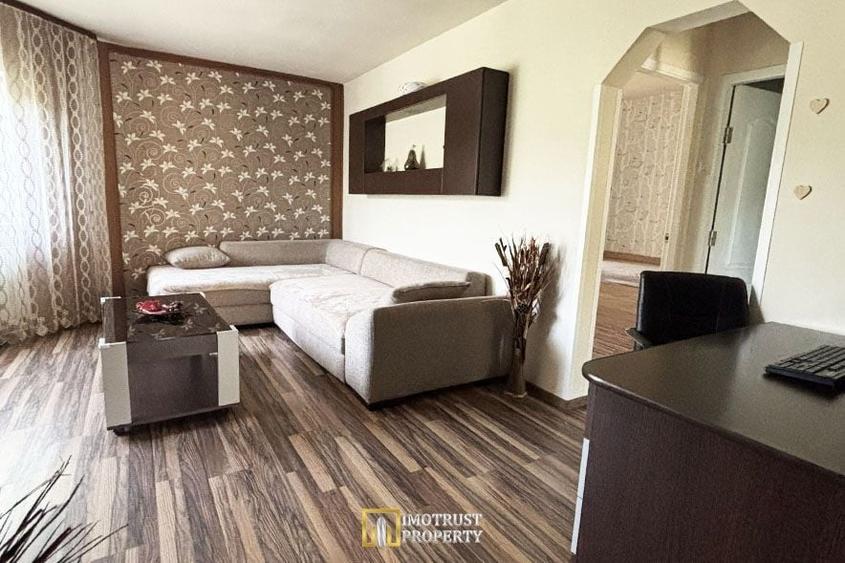 Apartament cu 3 camere semidecomandat, mobilat în Micălaca