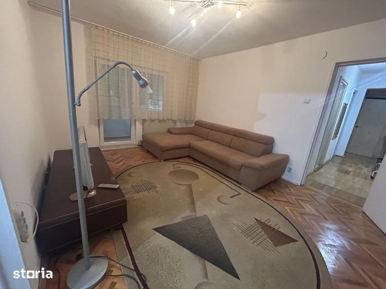Apartament cu 3 camere semidecomandat în Est