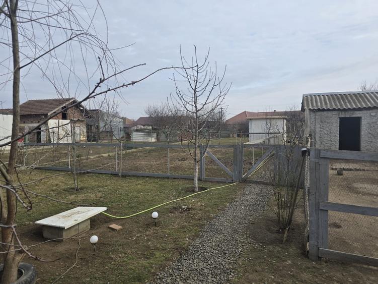 Casă individuală cu 2 camere cu Teren 772 Mp în Carani