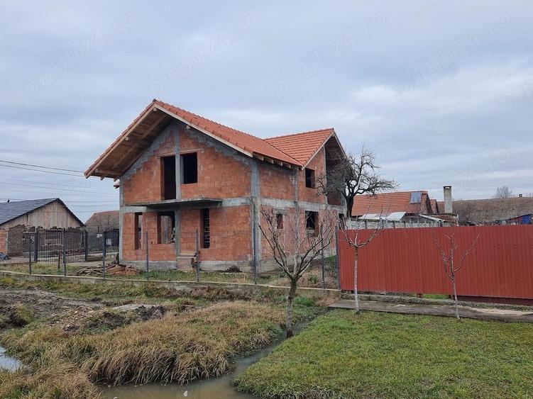 Casă cu 3 camere cu Teren 300 Mp în Bacova