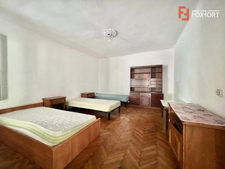 Casă individuală cu 6 camere cu Canalizare în Lipovei