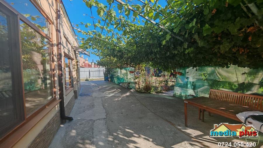 Casă individuală cu 5 camere cu Teren 686 Mp în Piața Centrală