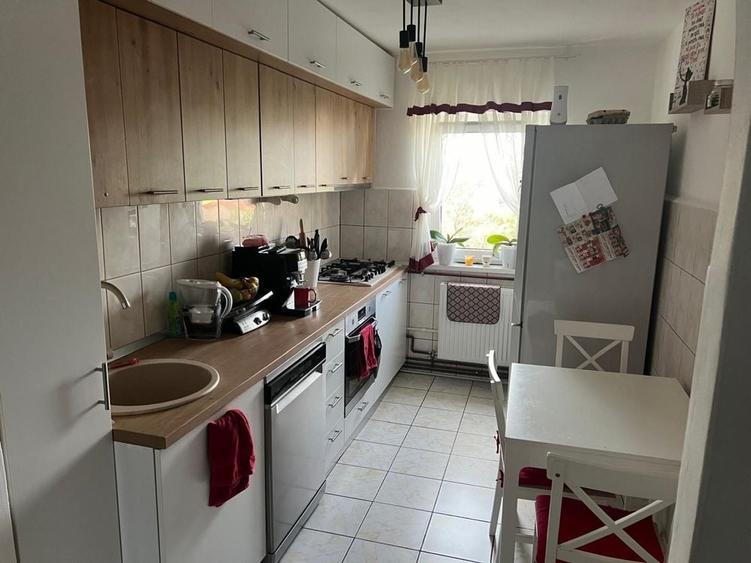 Apartament cu 3 camere decomandat în Lipovei