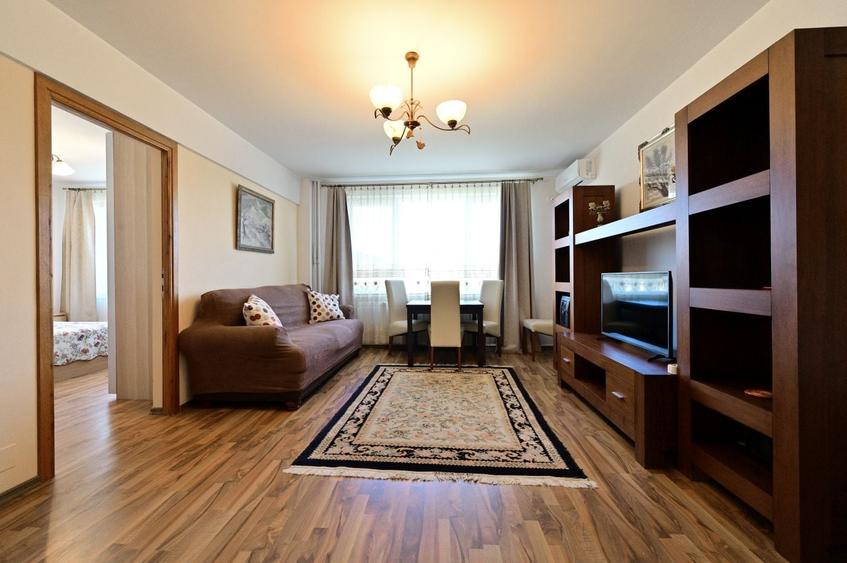 Apartament cu 3 camere semidecomandat în Sala Palatului