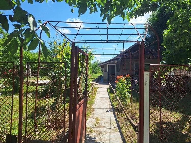 Casă cu 2 camere cu Teren 2400 Mp în Fundata