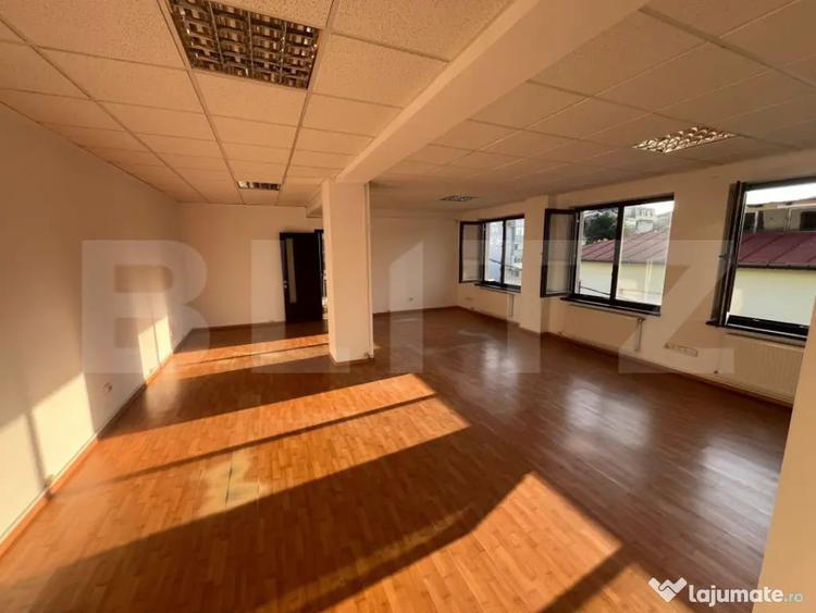 Spațiu comercial, de 586 mp, în Micro 11