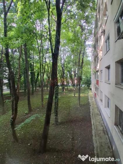 Apartament cu 4 camere decomandat în Berceni