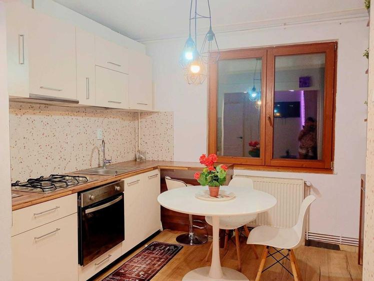 Apartament cu 3 camere decomandat în Florești