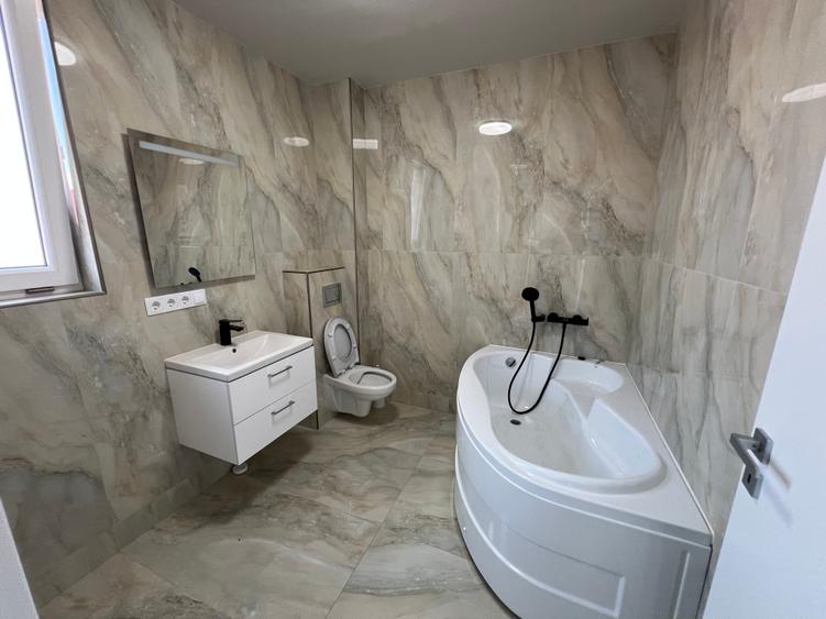 Duplex cu 4 camere cu Canalizare în Aeroport