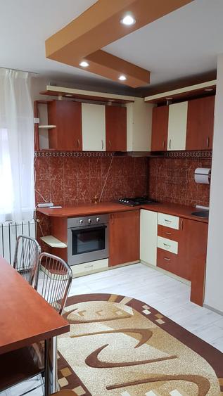 Apartament cu 3 camere semidecomandat în Buziașului