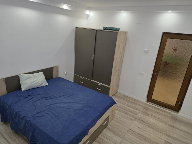 Casă individuală cu 9 camere cu Teren 150 Mp în Brătianu