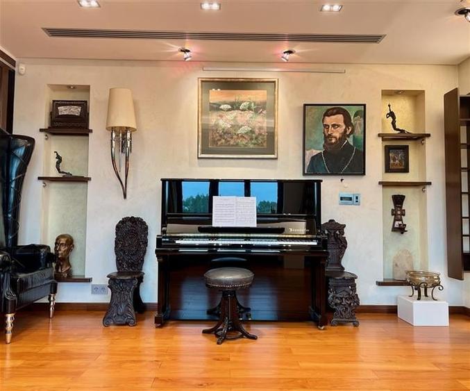 Apartament cu 8 camere decomandat în Herăstrău