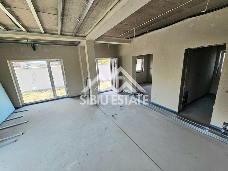 Duplex cu 4 camere cu Canalizare în Șelimbăr