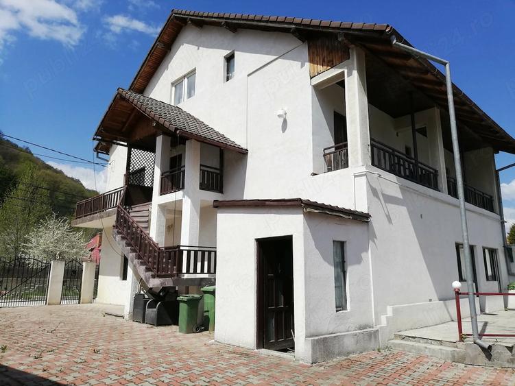 Casă cu 10 camere cu Teren 480 Mp în Bran