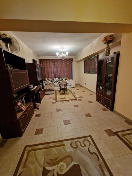 Apartament cu 4 camere decomandat în Trocadero