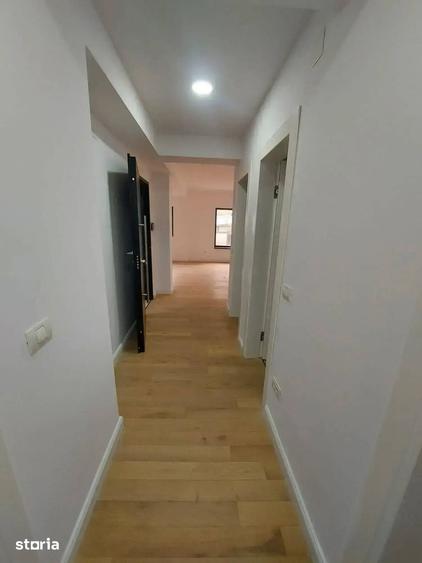 Spațiu comercial, de 85.2 mp, în Polonă