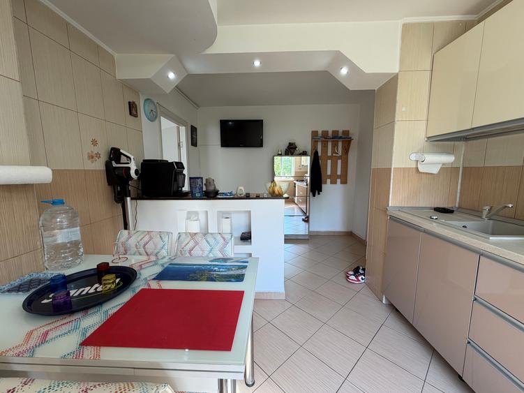 Apartament cu 3 camere semidecomandat, mobilat în Titan