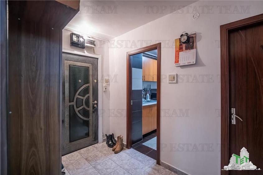 Apartament cu 3 camere decomandat, mobilat în Titan