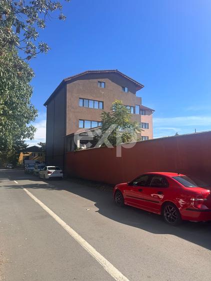 Casă individuală cu 12 camere cu Canalizare în Giulești