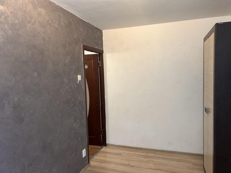 Apartament cu 3 camere decomandat în Exterior Vest