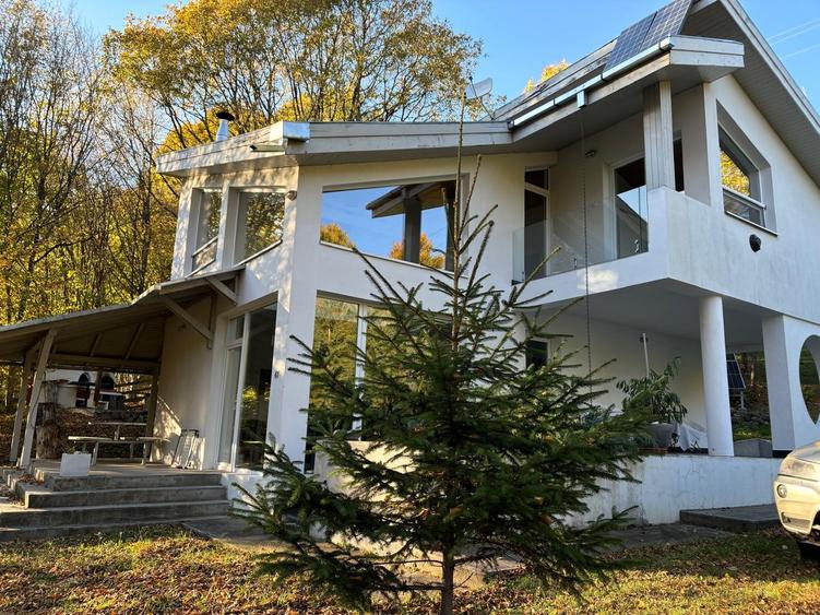 Casă cu 4 camere cu Garaj în Praid