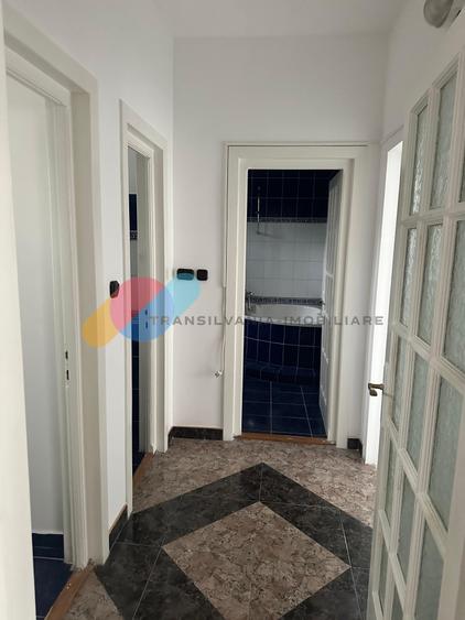 Casă individuală cu 7 camere cu Canalizare în Zorilor