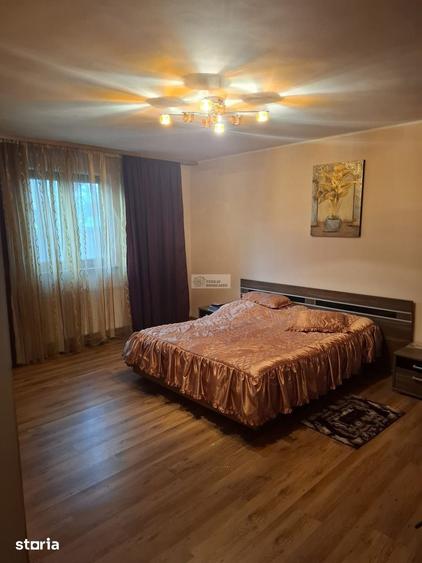 Casă cu 8 camere cu Teren 1000 Mp în Garoafa
