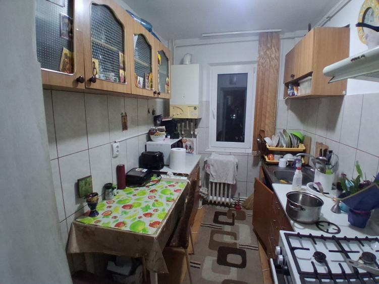 Apartament cu 3 camere semidecomandat, mobilat în Păcurari