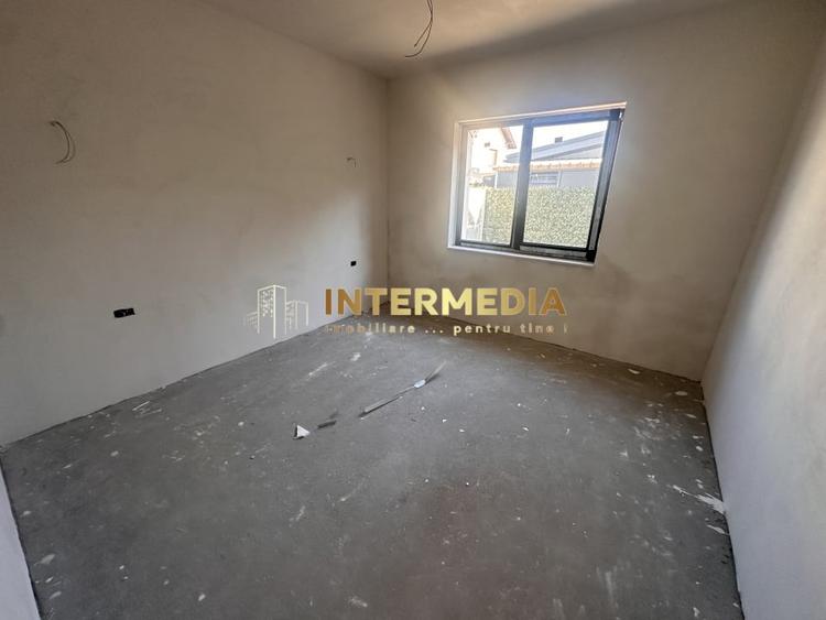 Casă individuală cu 4 camere cu Canalizare în Cetate