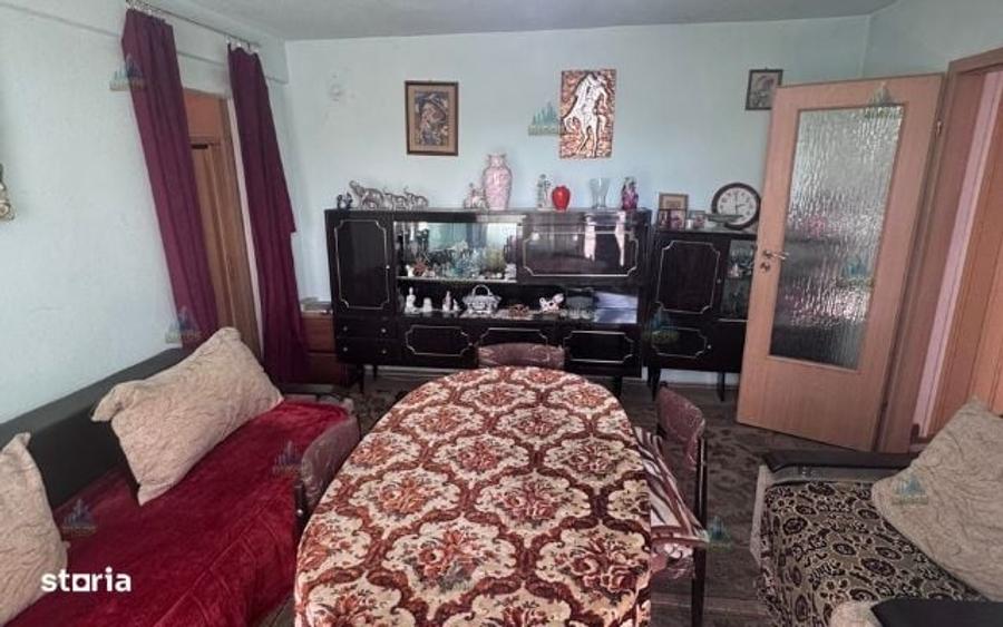 Apartament cu 3 camere semidecomandat în Uiești