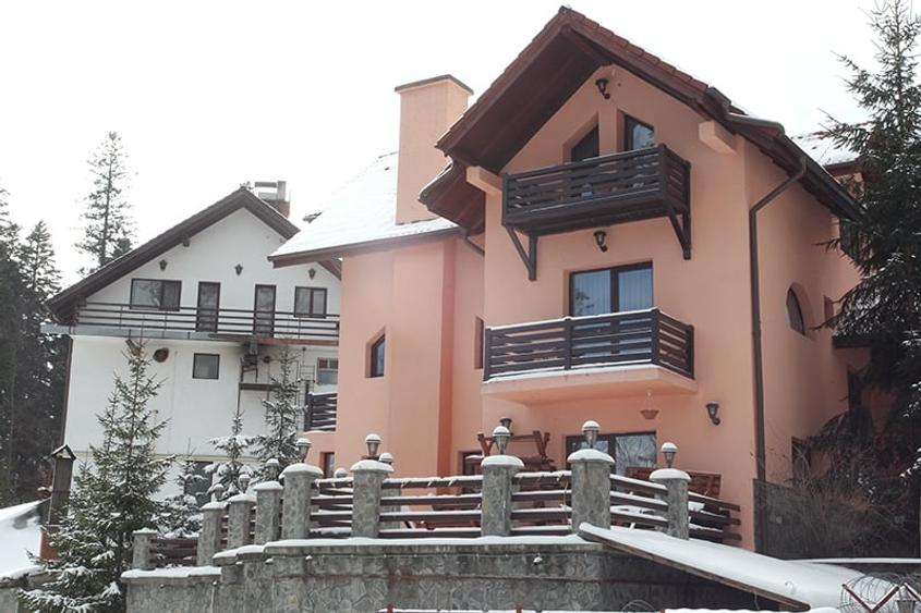 Casă individuală cu 12 camere cu Teren 460 Mp în Sinaia