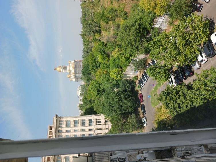 Apartament cu 3 camere decomandat în Libertății