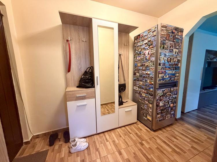 Apartament cu 3 camere semidecomandat, mobilat în Circumvalațiunii