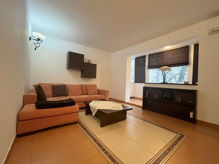 Apartament cu 4 camere decomandat, mobilat în Central