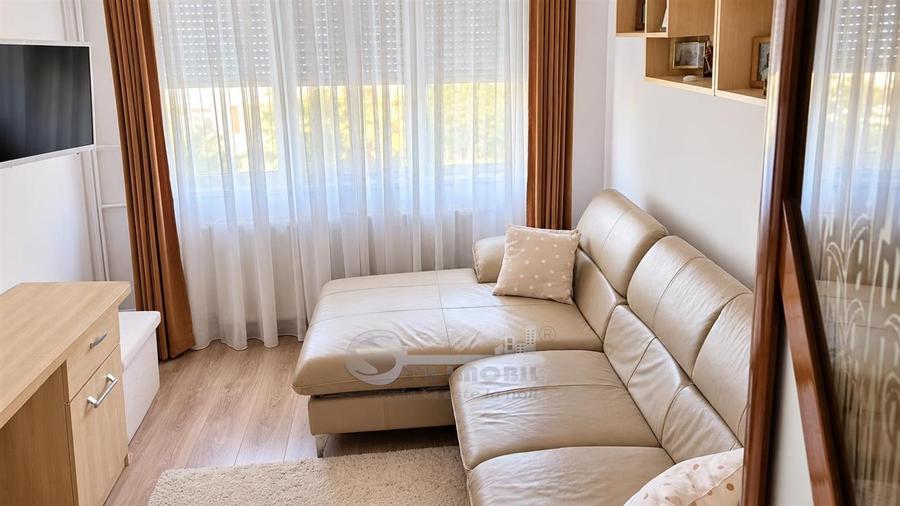 Apartament cu 3 camere decomandat în Podu Roș