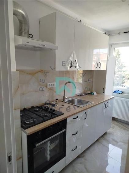 Apartament cu 3 camere decomandat în Tractorul