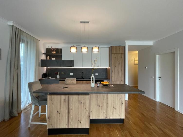 Apartament cu 4 camere decomandat în Băneasa
